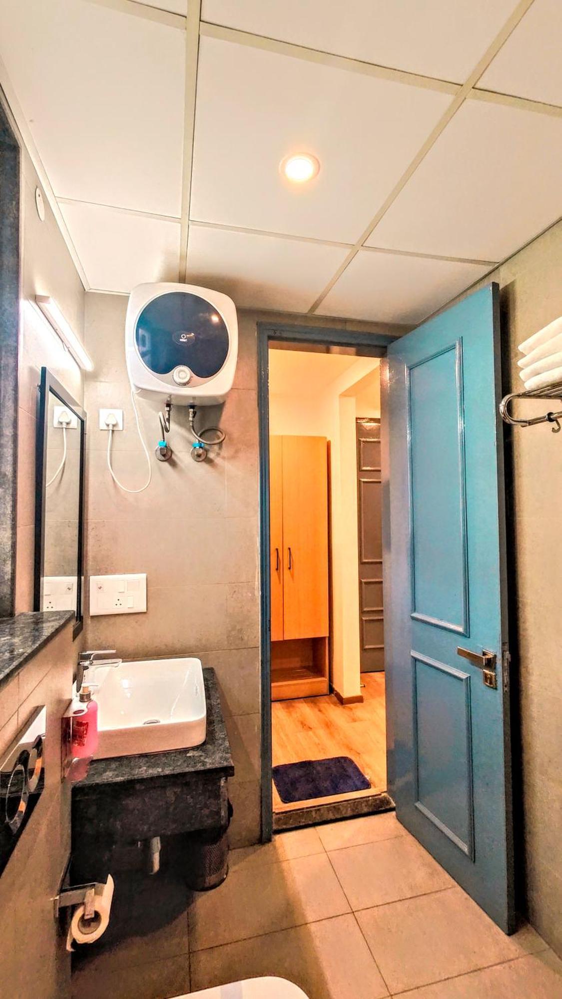 Mavens White Artemis Hospital Road Sector 52 Gurgaon Hotel Luaran gambar
