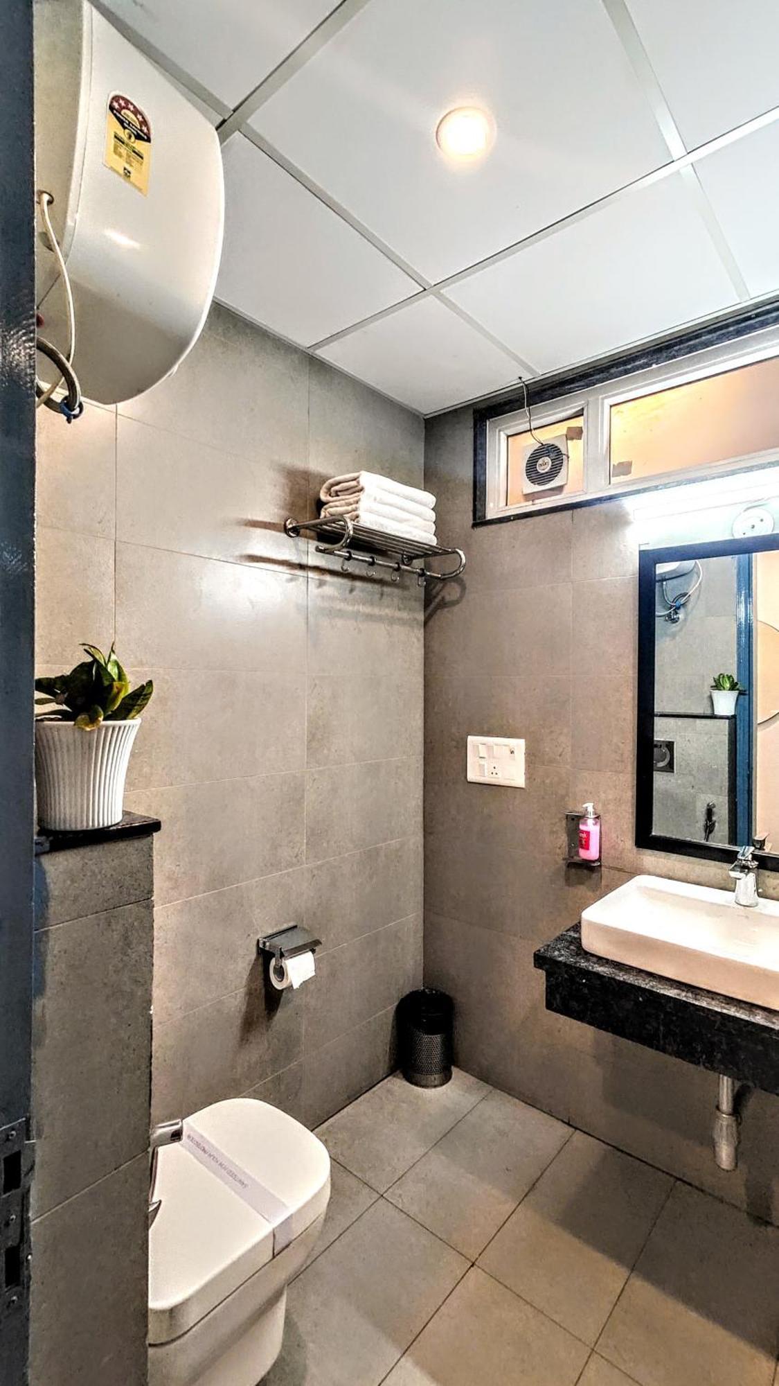 Mavens White Artemis Hospital Road Sector 52 Gurgaon Hotel Luaran gambar